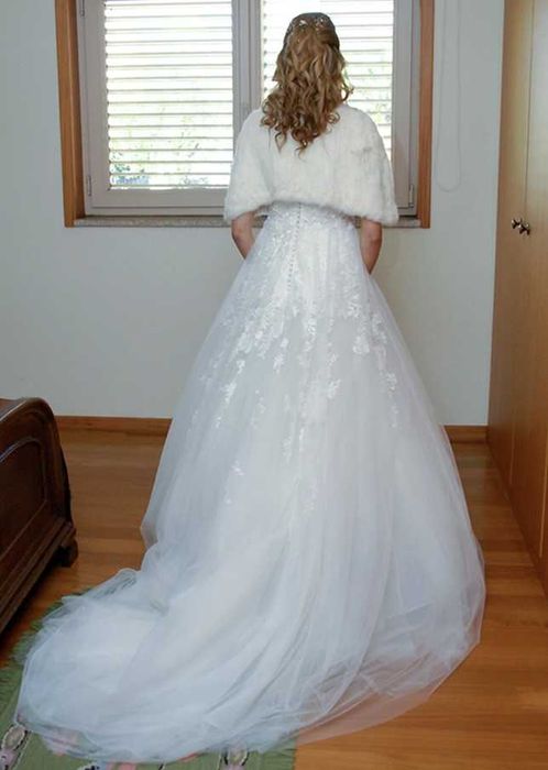 Vestido de noiva do estilista Benjamin Robert com cristais Swarovski