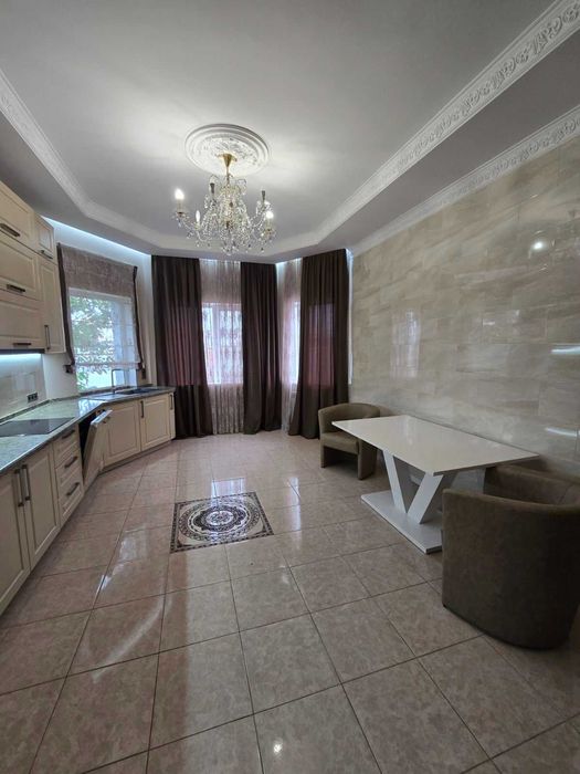 Продаж двоповерхового будинку з новим ремонтом. Мінімальне оформлення