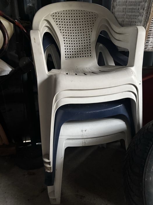 Krzesła  ogrodowe plastik   5 białych i 1 granatowe
