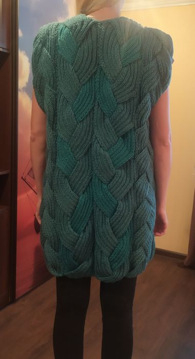 Вязаный жилет ручной работы