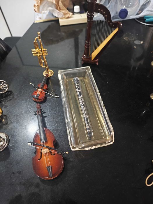 3 Coleções miniaturas em metal e madeira representando vários artigos