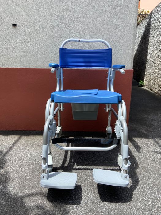 Cadeira de rodas alta para banho
