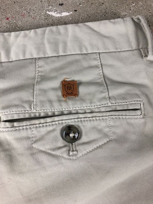 Kremowe chlopiece eleganckie spodnie chinosy Massimo Dutti