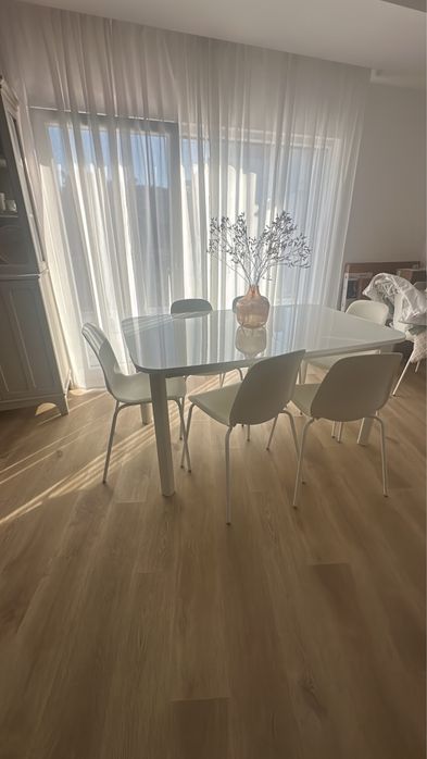 Mesa moderna extensivel com 6 cadeiras