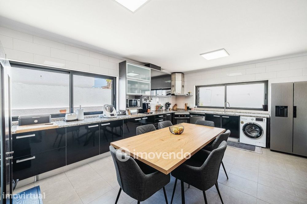 Moradia T3+1 de design moderno, com jardim, na Quinta do Anjo