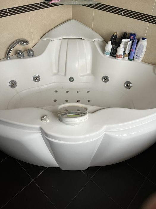 Duża wanna z hydromasażem