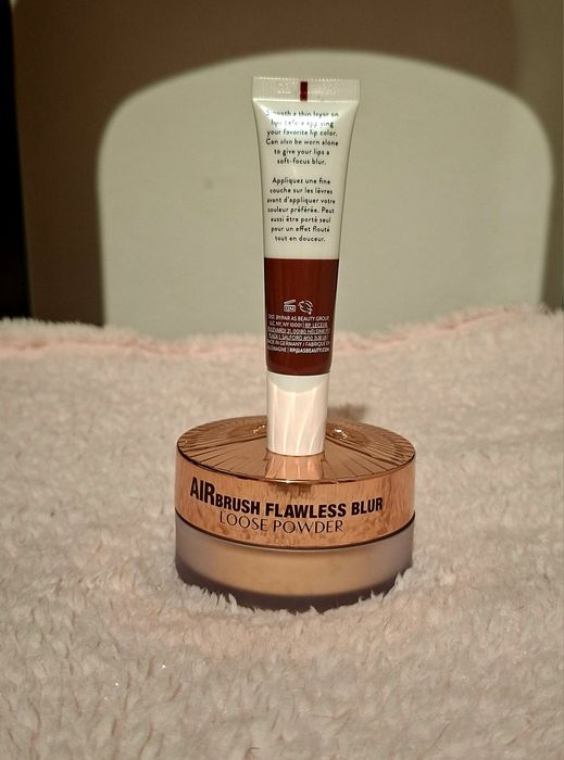 Sypki puder Charlotte Tilbury nowość  i baza do ust Laura Geller
