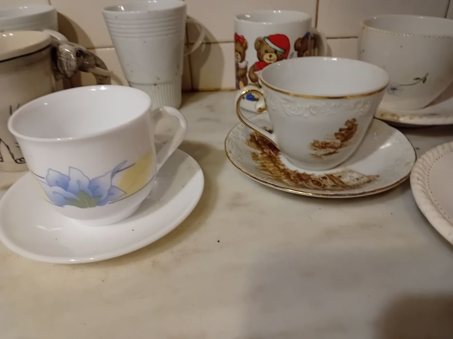 Conjunto de Canecas e Chávenas Diversas