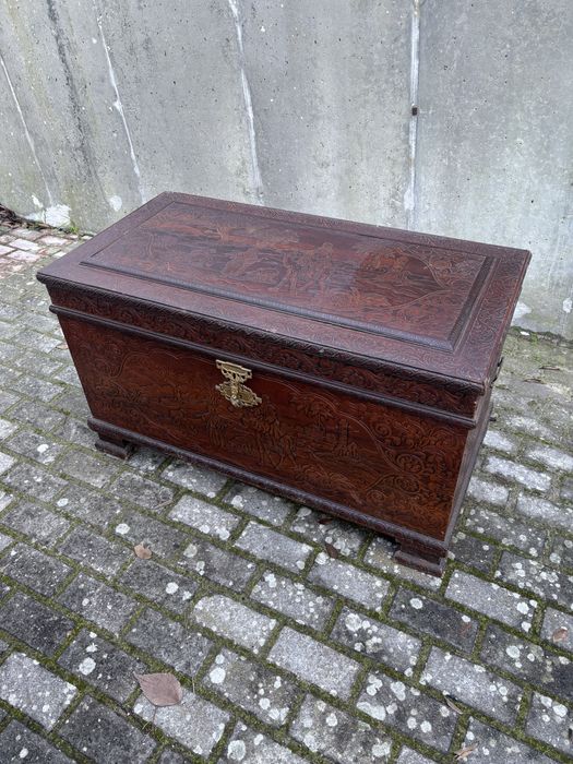 Mala antinga para guardar roupa e outras.