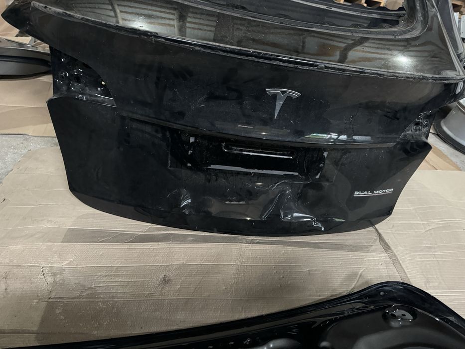 Ляди кришка tesla model Y
