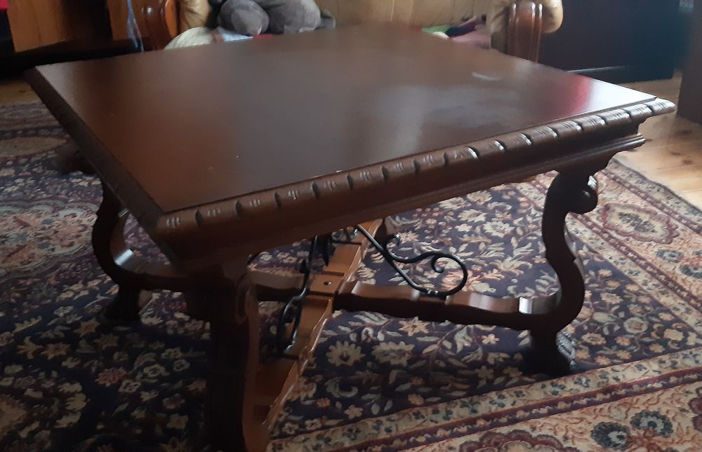 Renesansowy hiszpański drewniany stolik kawowy.  Sygnowany antyk