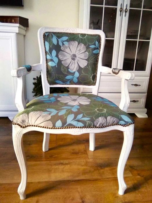 Komplet białych mebli wypoczynkowych sofa + fotele