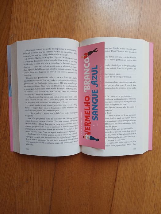 Livro "Vermelho, Branco e Sangue Azul", Casey McQuiston