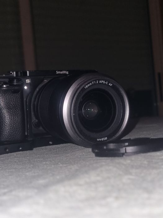 Objetiva Sirui 16mm 1.2 Sony Mount