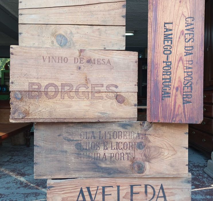 Antigas caixas do Vinho em madeira vazias