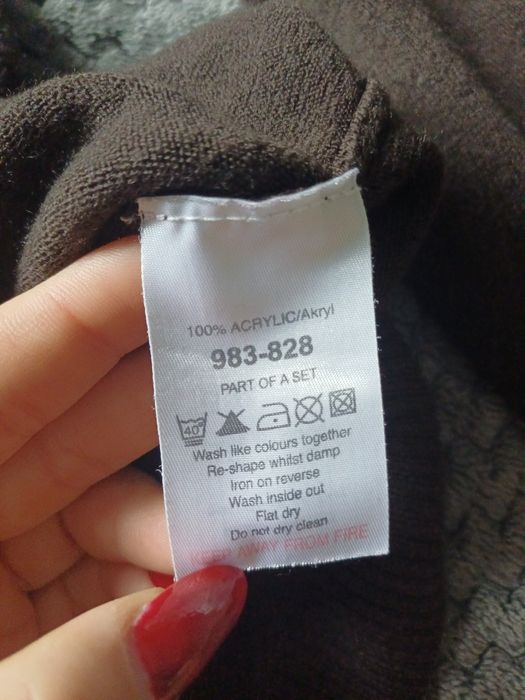 Brązowy sweter dla chłopca.