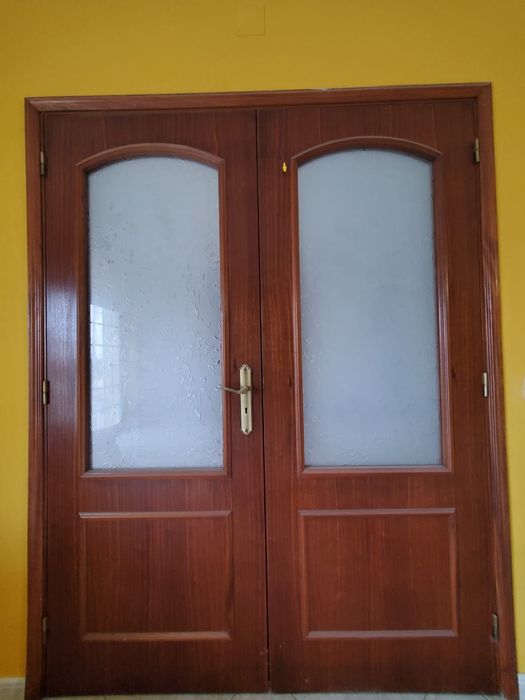 Porta dupla de madeira  c/vidro