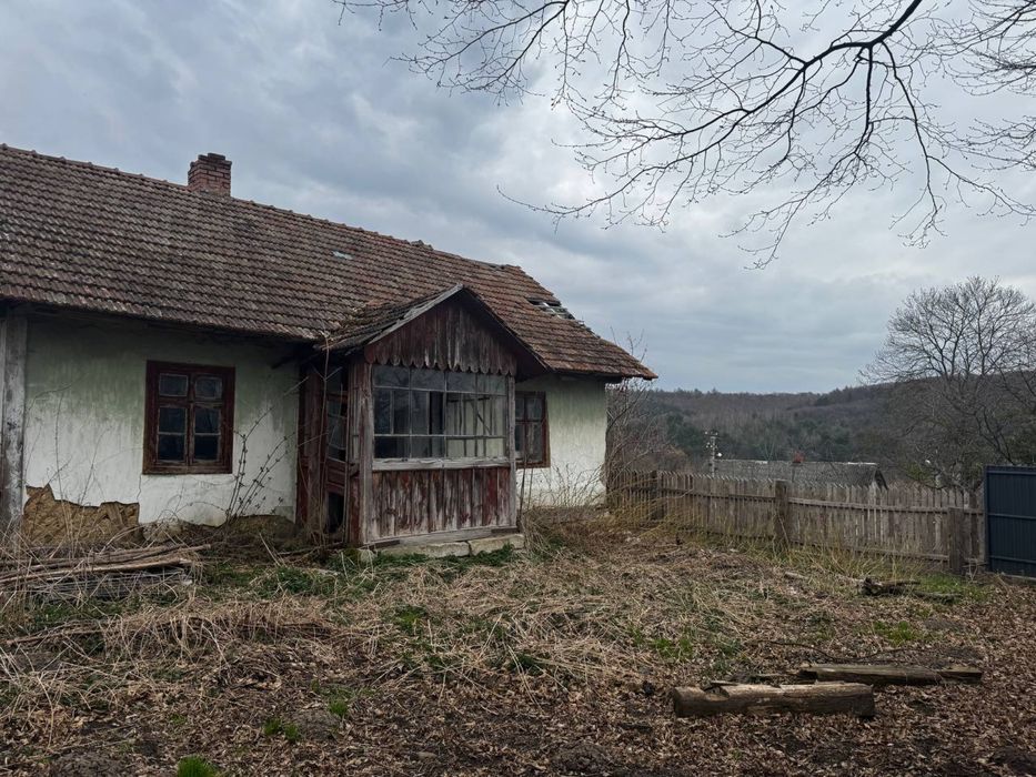 Продаж ділянки в селі Раковець площею 9 соток і будинком під реконструкцію.