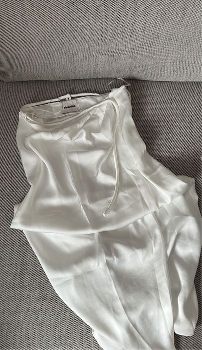 biała długa spódnica Nanushka