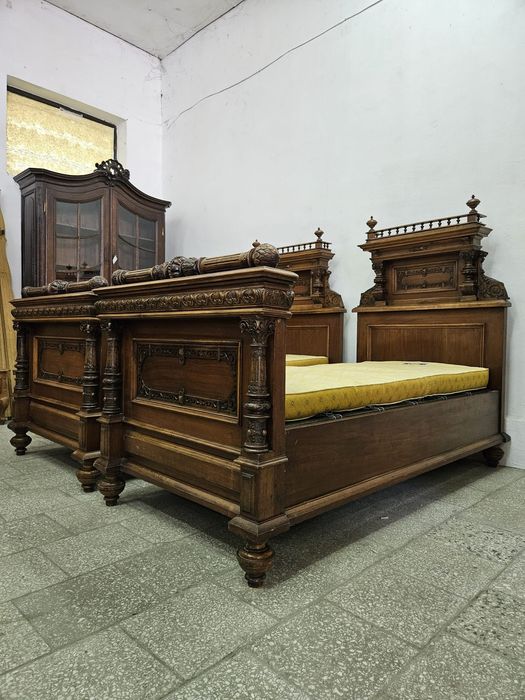 Dwa łóżka eklektyczne z szafkami nocnymi