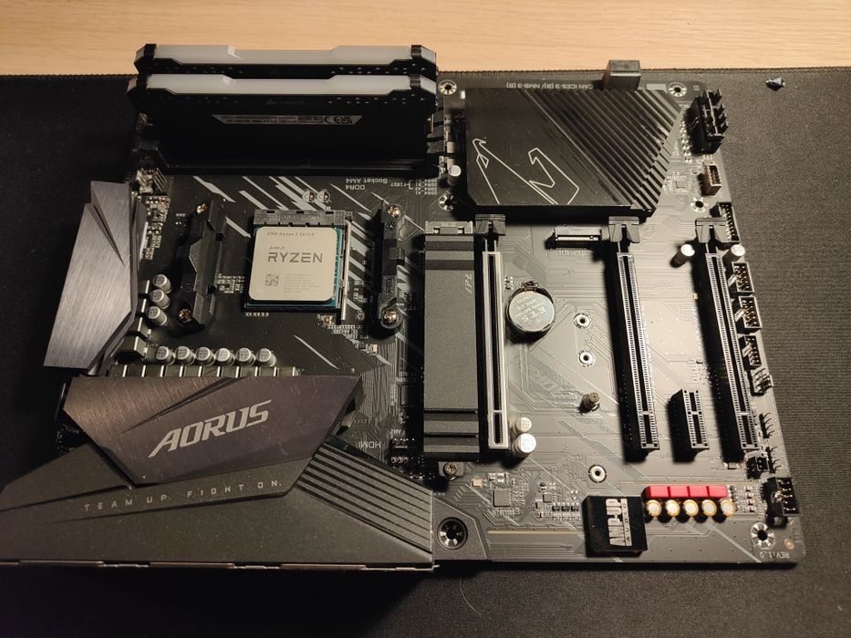 Processador Ryzen 5 5600X + 1 6 GB ram + motherboard Aorus