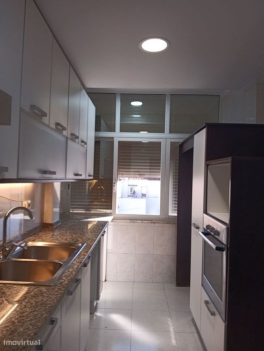 Apartamento T2 com cozinha separada na Amadora