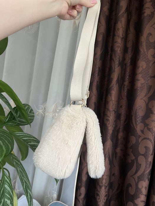 Пухнаста біла сумочка