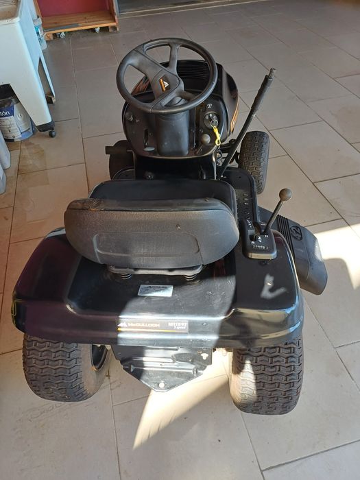 Trator corta relva mcculloch com 12, 5 cv e 107 cm de largura de corte