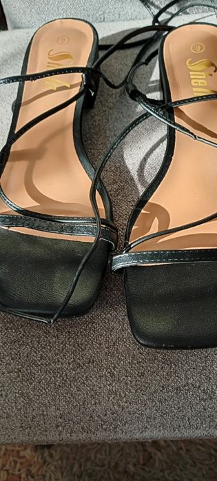 Ładne buty czarne sandałki na sznurki zawiązywane na łydce