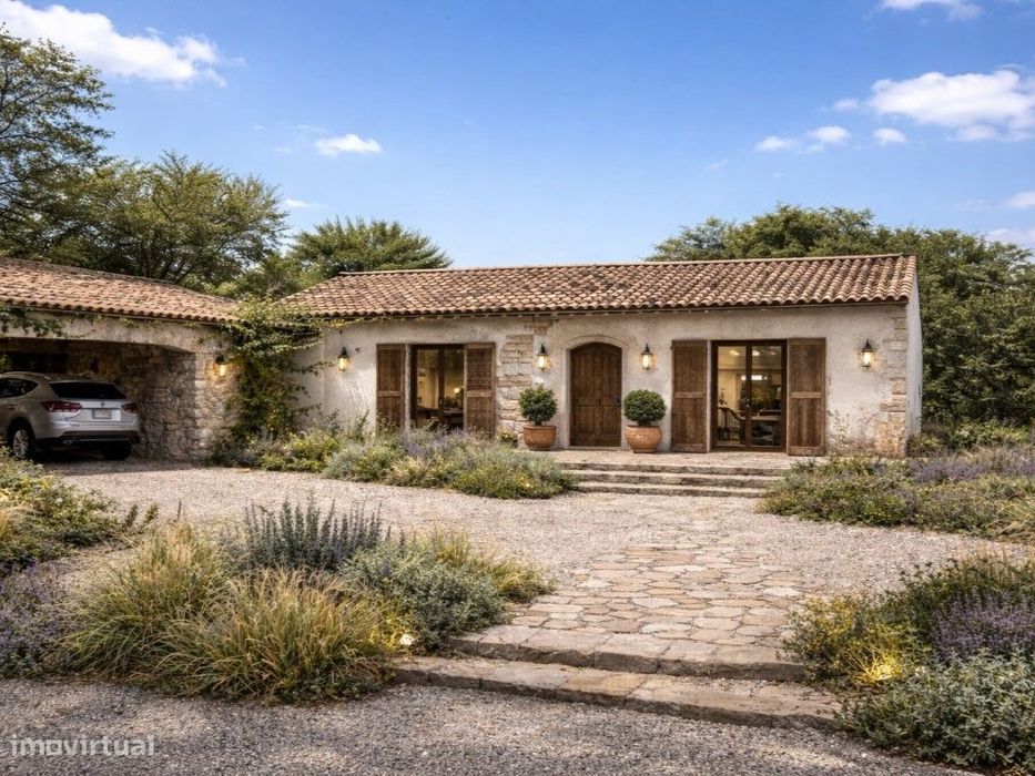 Terreno urbano com ruína para reabilitação