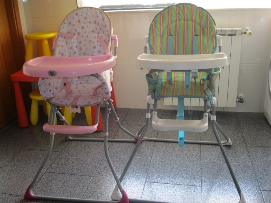 Educadora toma conta de crianças