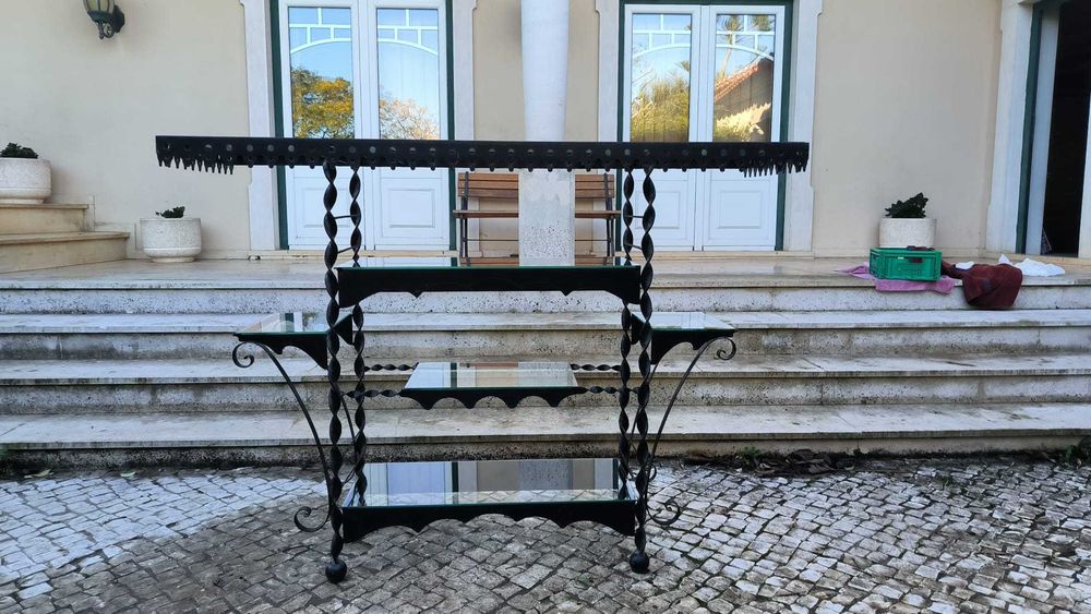Móvel de ferro e vidro