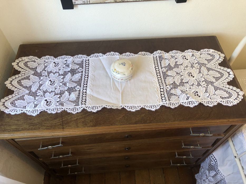 Lindíssima colcha de casal em linho e renda Guipir