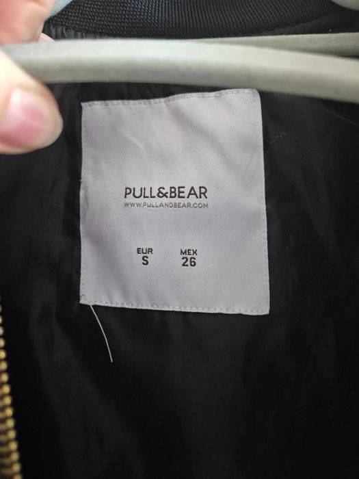 Czarna kurtka bomberka Pull & Bear S miedziane elementy