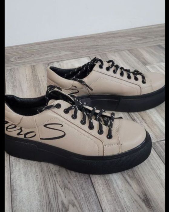 Шкіряні кросівки