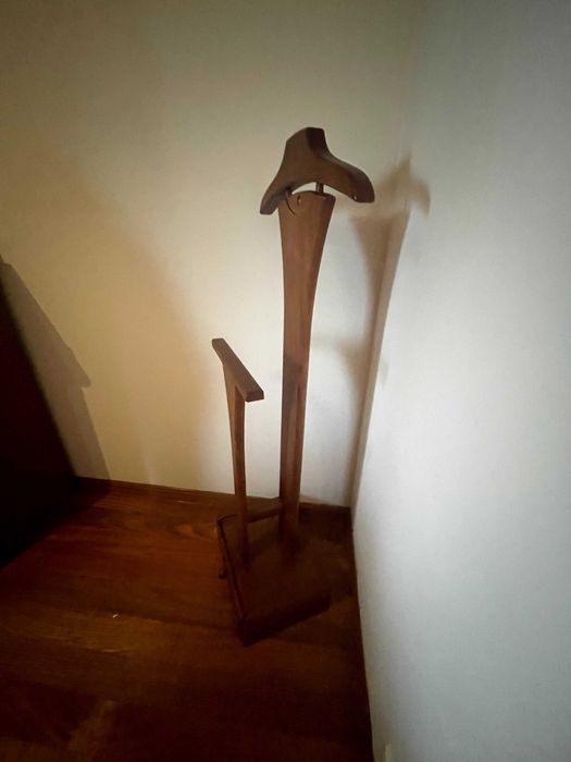 Cabide de pé em madeira com gaveta