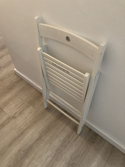 2 cadeiras dobráveis em madeira branca do IKEA, em otimo estado. Amado