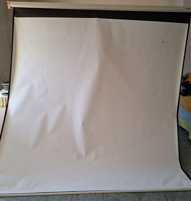 Tela para projetor retrátil