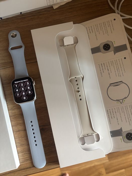 Apple Watch SE 3 GPS 44mm Starlight Aluminium Case with Starlight Sport Band -