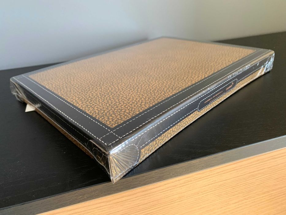 Caixa decorativa em cartão.