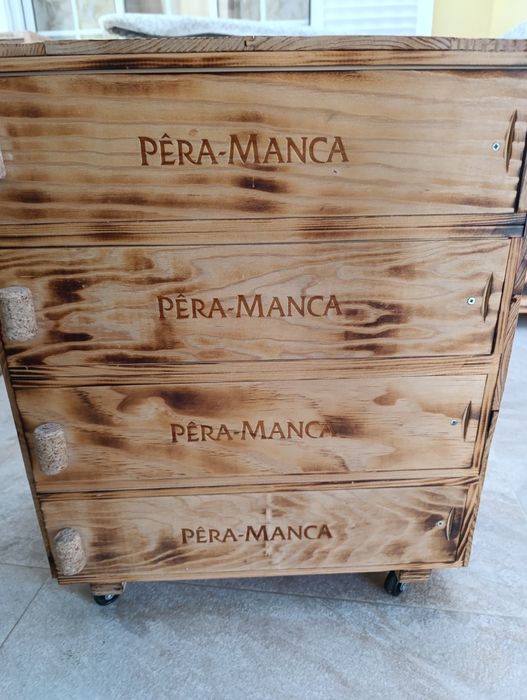 Mini sapateira ou mesa de apoio, feita de caixas de vinho