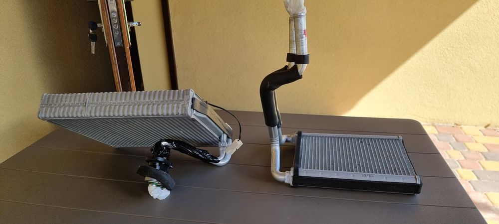 Продам радиаторы климата на kia sportege 4