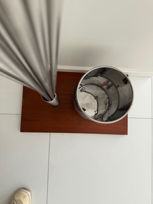 Bengaleiro em metal e madeira