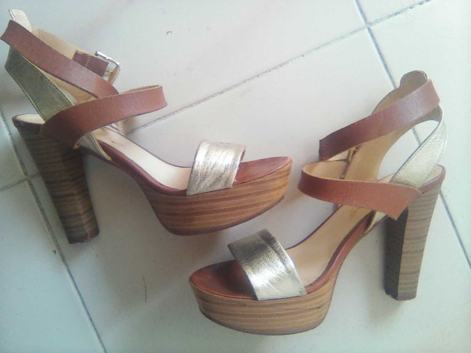 "  Sandálias / Sapatos"