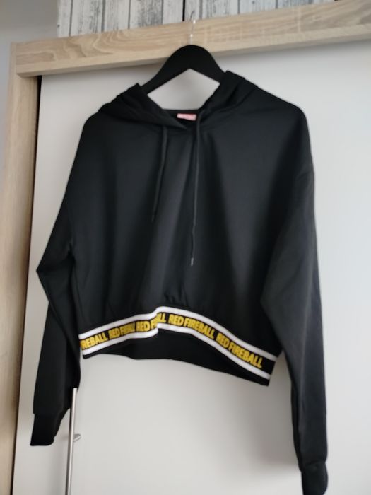 Czarna krótka bluza z kapturem. Stan idealny M/L