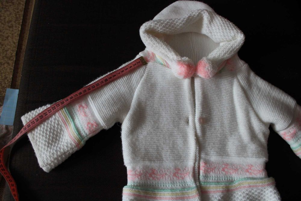 Biały sweterek wizytowy dla dziewczynki