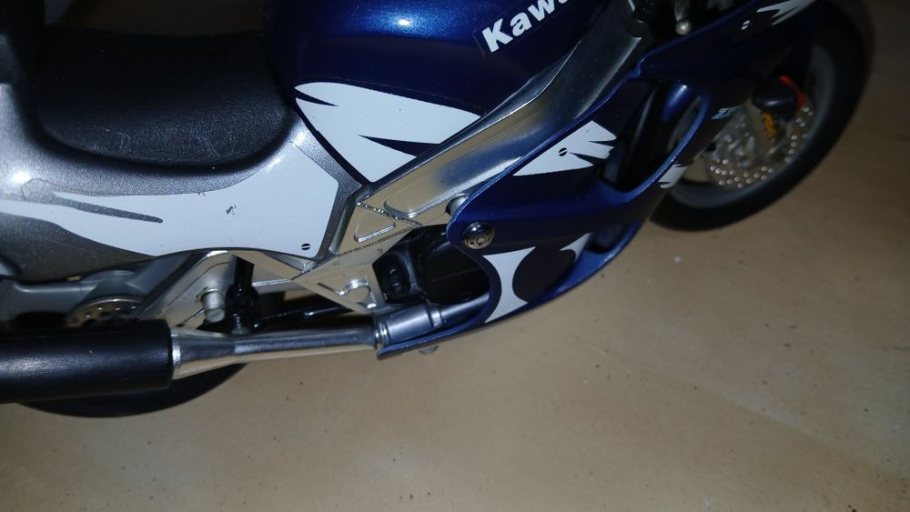 Kawasaki Ninja ZX-9R Guiloy 1/10
