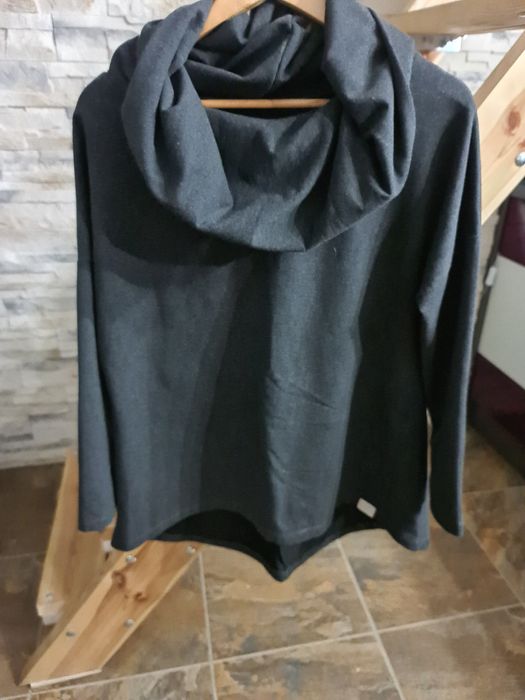 Piękna Bluza z kominem