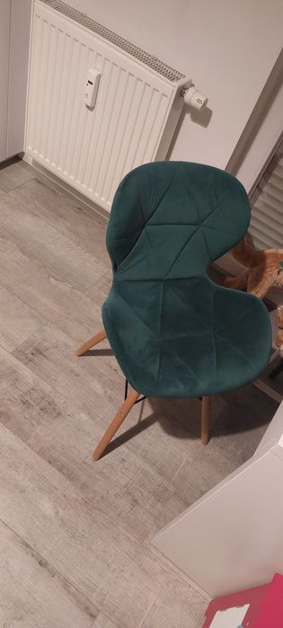 Krzeslo tapicerowane z drewnianymi nogami