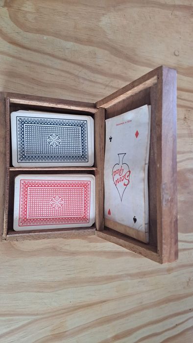 Caixa em madeira com 2 baralhos cartas